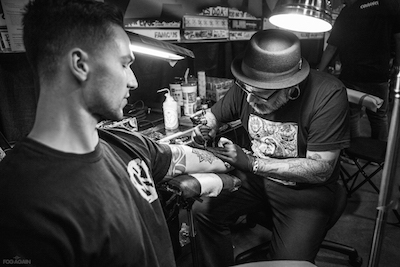 Tatoo artist at work at MUSINK, photo by Daniel Rojas